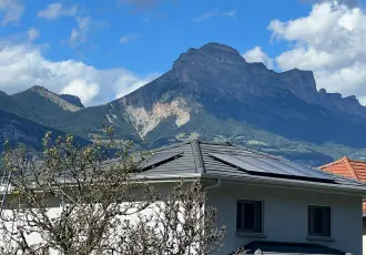 des panneaux solaires sur un toit de maison