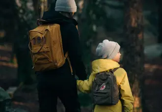 une femme et son enfant avec des bonnets à l'extérieur
