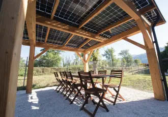 un carport solaire au dessus d'une terrasse