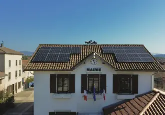des panneaux solaires sur le toit d'une mairie