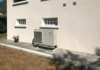 une pompe à chaleur installée au bord d'une maison