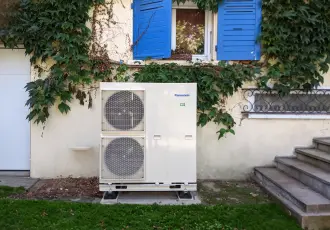 des pompes à chaleur installées devant une maison
