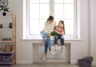 une femme et son enfant avec des bonnets à l'extérieur