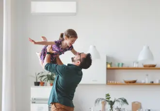 un papa heureux qui s'amuse avec son enfant dans sa maison