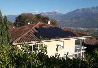 panneau solaire installé sur un toit