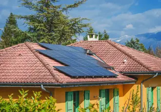 des panneaux solaires sur un toit de maison