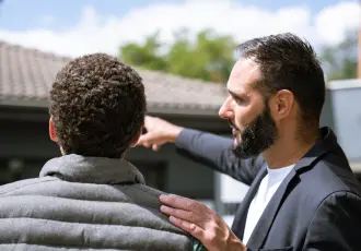 un expert domosolaris qui réalise un bilan thermique
