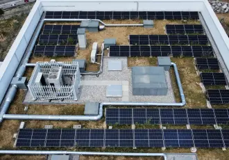 des panneaux solaires sur un rooftop de batiment industriel