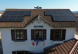 des panneaux solaires sur le toit d'une mairie