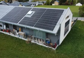 panneaux solaires installés sur entreprot