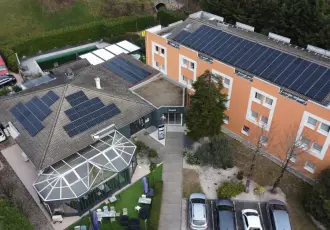 des panneaux solaires sur le toit de batiments