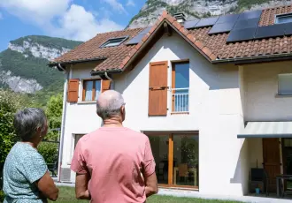des panneaux solaires sur le toit d'une maison en montagne