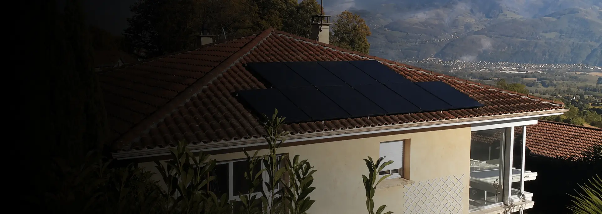 maison avec panneaux solaires sue le toit installés par domosolaris