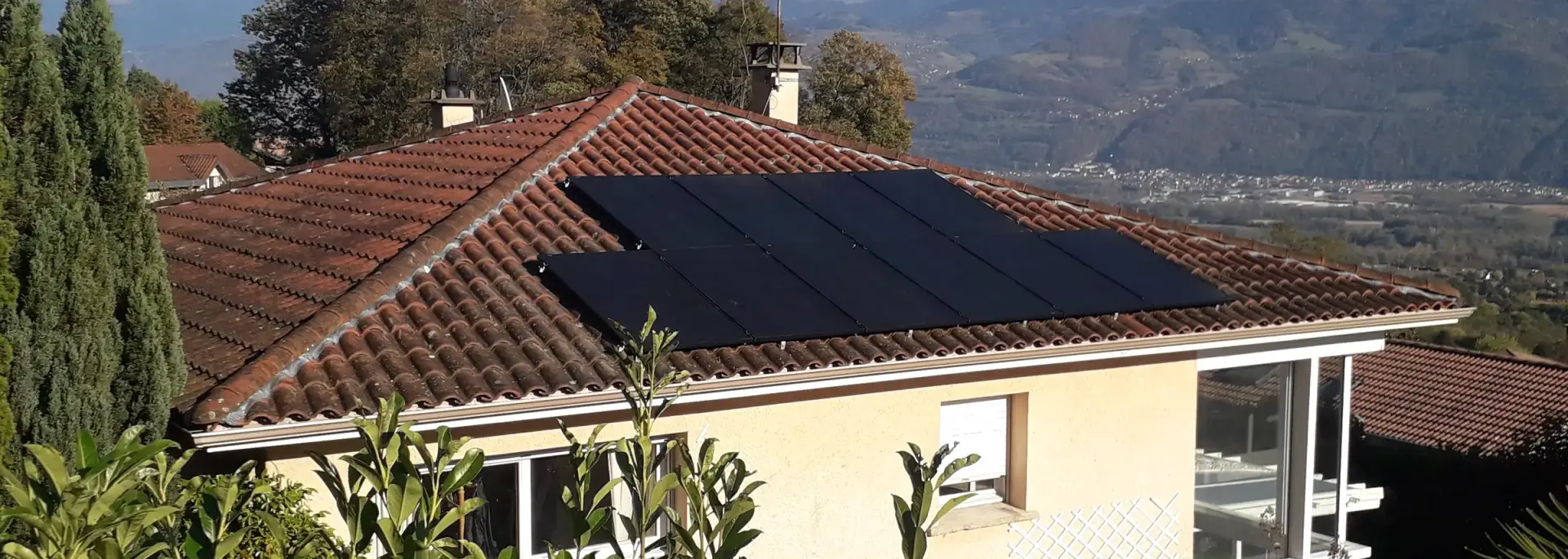 maison avec panneaux solaires sue le toit installés par domosolaris