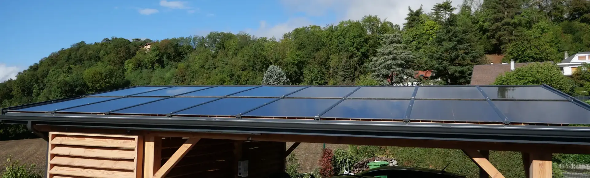 Un carport solaire avec une voiture à l'intérieur