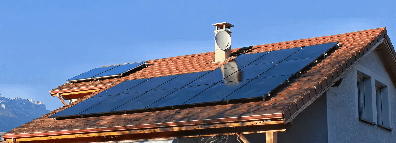 Des panneaux solaires sur un toit de maison installé par l'équipe de Domosolaris