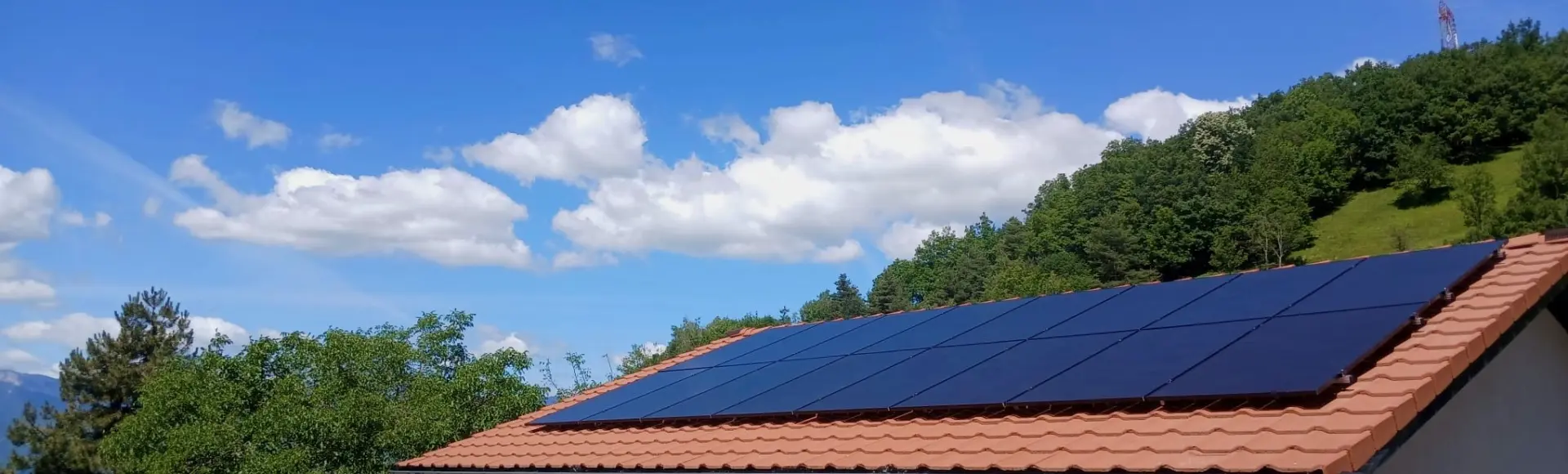 Des panneaux solaires sur un toit de maison installé par l'équipe de Domosolaris