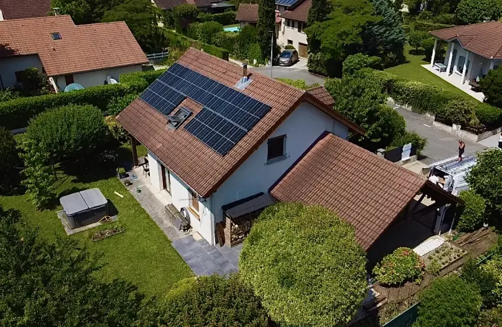 panneau solaire installé sur le toit d'une maison