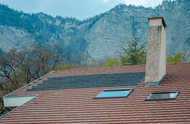 panneaux solaires sur le toit d'une maison