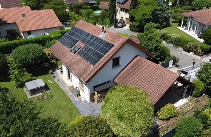 panneau solaire installé sur le toit d'une maison