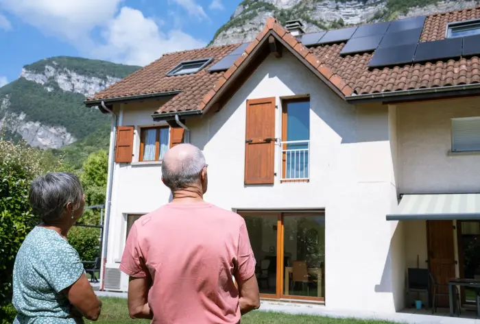 des panneaux solaires installés sur le toit d'une maison à Grenoble