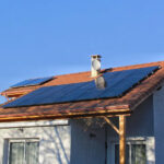 Exemple de chantier Domosolaris, installateur de panneau photovoltaique agréé en Drôme, réalisation toit tuiles et auvent.