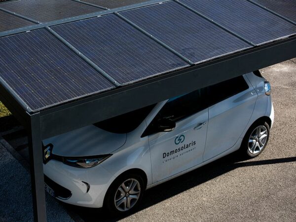 Il est important d'intégrer des panneaux solaires performants sur votre pergola, en faisant appel à un installateur RGE comme Domosolaris.