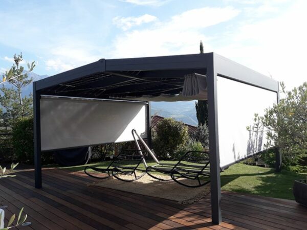 Pergola panneau solaire autoportante installée par Domosolaris en Isère. 