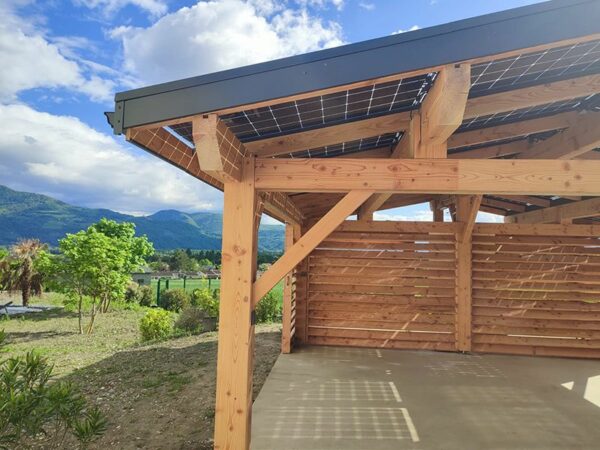 Une pergola panneau solaire bois pour produire de l'énergie facilement avec Domosolaris.